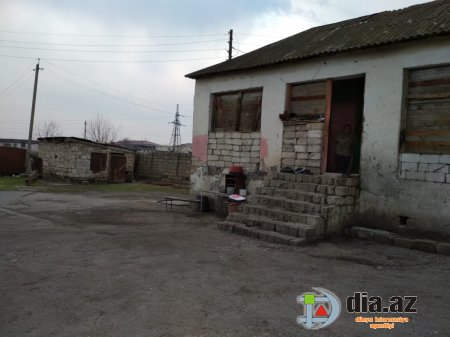 "Bizə sığınacaq kimi verilmiş bu bina qəzalı vəziyyətindədir" "Bizə sığınacaq kimi verilmiş bu bina qəzalı vəziyyətindədir"