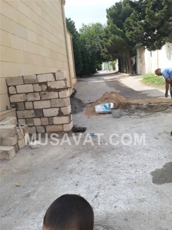 Ziya Məmmədovun qardaşının adamı "bu, bizim küçədir" deyir Ziya Məmmədovun qardaşının adamı "bu, bizim küçədir" deyir