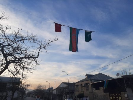 Niyazi Bayramov gələndən bu meydan bayraqsız qalıb... Niyazi Bayramov gələndən bu meydan bayraqsız qalıb...