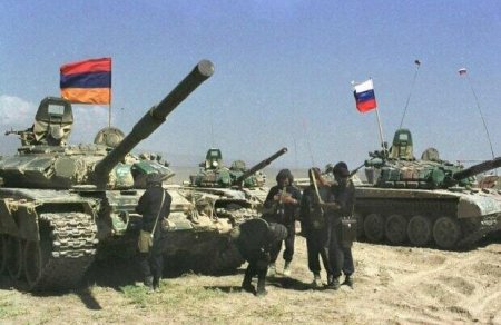 Rusiya Ermənistanı yenidən silahlandırır, "102-ci" baza ordunu döyüşə hazırlayır Rusiya Ermənistanı yenidən silahlandırır, "102-ci" baza ordunu döyüşə hazırlayır