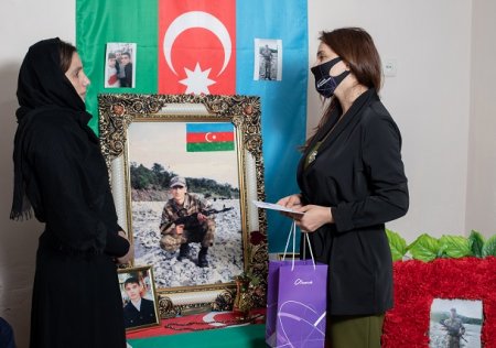 “Azercell Könüllüləri”ndən igidlərimizin ailələrinə “Novruz Payı” “Azercell Könüllüləri”ndən igidlərimizin ailələrinə “Novruz Payı”