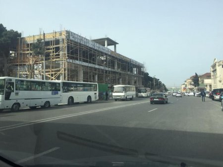 İcra başçısı yolun ortasında bina tikir İcra başçısı yolun ortasında bina tikir