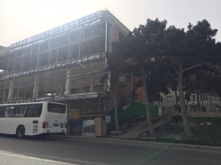 İcra başçısı yolun ortasında bina tikir İcra başçısı yolun ortasında bina tikir