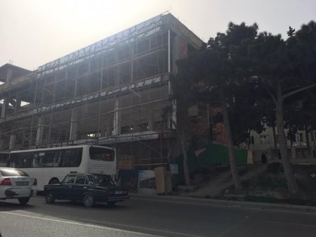 İcra başçısı yolun ortasında bina tikir İcra başçısı yolun ortasında bina tikir