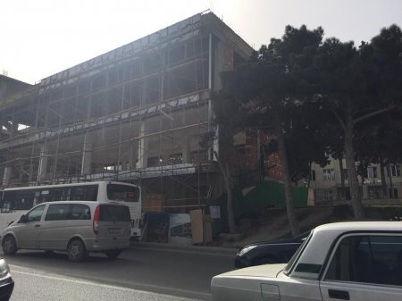 İcra başçısı yolun ortasında bina tikir İcra başçısı yolun ortasında bina tikir