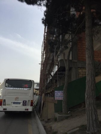 İcra başçısı yolun ortasında bina tikir İcra başçısı yolun ortasında bina tikir