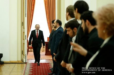 “Qalxın ayağa, Paşinyan gəlir!...” “Qalxın ayağa, Paşinyan gəlir!...”