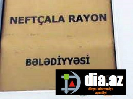 Bələdiyyə sədrinin müavini 2007-ci ilə aid möhürlərlə torpaq satır...