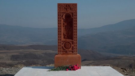 Kəlbəcərin kəndindəki  separatçı “bayrağı”nın yanında xaç daşı da quruldu...
