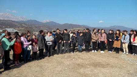 Kəlbəcərin kəndindəki  separatçı “bayrağı”nın yanında xaç daşı da quruldu...