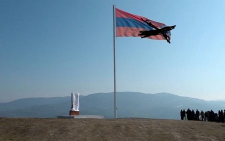Kəlbəcərin kəndindəki  separatçı “bayrağı”nın yanında xaç daşı da quruldu...