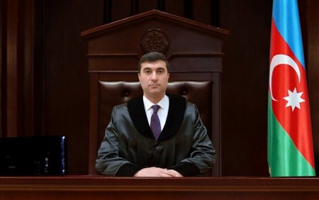Hakim zalda elan etdiyi qətnaməni 15 dəqiqə sonra dəyişib? Hakim zalda elan etdiyi qətnaməni 15 dəqiqə sonra dəyişib?