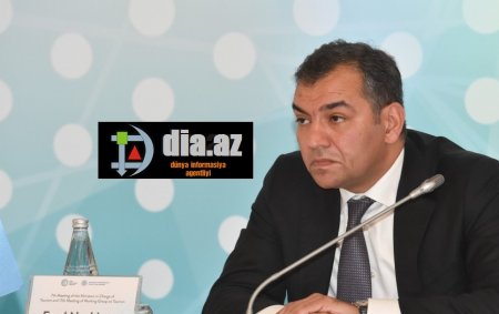Hər axşam içir, işə nahardan sonra gəlir... Hər axşam içir, işə nahardan sonra gəlir...