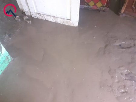 “Evimizi sel basıb, 5 aydır ki, iki uşaqla çöllərdə qalmışıq” “Evimizi sel basıb, 5 aydır ki, iki uşaqla çöllərdə qalmışıq”