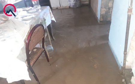 “Evimizi sel basıb, 5 aydır ki, iki uşaqla çöllərdə qalmışıq” “Evimizi sel basıb, 5 aydır ki, iki uşaqla çöllərdə qalmışıq”