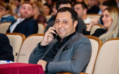 “Elə bil toyunun qiymətini qaldırmaq üçün verilişə gəlib, özünü boğur” “Elə bil toyunun qiymətini qaldırmaq üçün verilişə gəlib, özünü boğur”