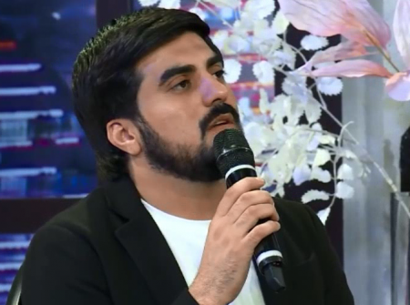 "Elə vaxtlarım olum ki, dostlarım paltarın geyinib məclisə getmişəm" "Elə vaxtlarım olum ki, dostlarım paltarın geyinib məclisə getmişəm"