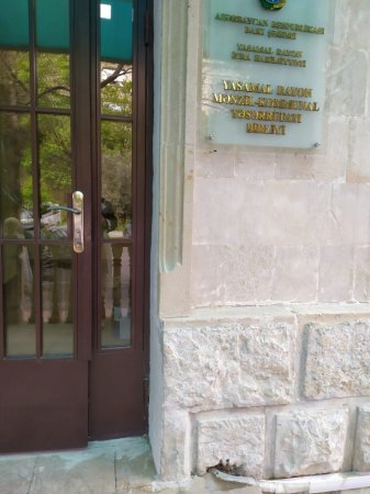 Yasamalda `JEK` müdiri yanında QOÇU GƏZDİRİR... Yasamalda `JEK` müdiri yanında QOÇU GƏZDİRİR...