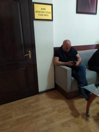 Yasamalda `JEK` müdiri yanında QOÇU GƏZDİRİR... Yasamalda `JEK` müdiri yanında QOÇU GƏZDİRİR...