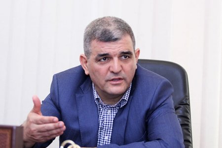 "Kiminsə tanışı varsa, yalnız onun vasitəsilə bilet tapa bilir" "Kiminsə tanışı varsa, yalnız onun vasitəsilə bilet tapa bilir"