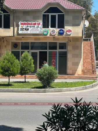 Bir tərəfdə böyüklər mərc gəlir, digər tərəfdə uşaqlar dərs alır... Bir tərəfdə böyüklər mərc gəlir, digər tərəfdə uşaqlar dərs alır...