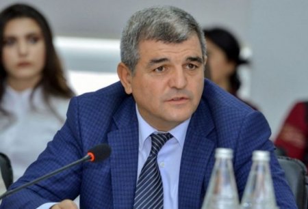 Fazil Mustafanı təhdid edən şəxsin qardaşı məhkəmə qarşısında Fazil Mustafanı təhdid edən şəxsin qardaşı məhkəmə qarşısında