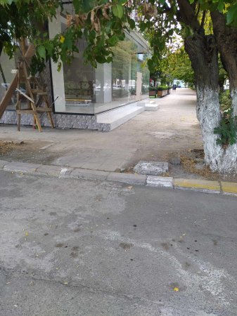 Lənkəran şəhərində səkilər belə satılır... Lənkəran şəhərində səkilər belə satılır...