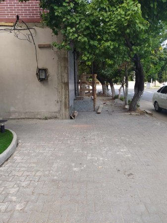Lənkəran şəhərində səkilər belə satılır... Lənkəran şəhərində səkilər belə satılır...