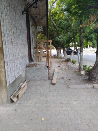 Lənkəran şəhərində səkilər belə satılır... Lənkəran şəhərində səkilər belə satılır...