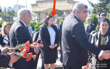 `Anım günü` törənində daha bir məmurdan ƏDƏBSİZLİK... `Anım günü` törənində daha bir məmurdan ƏDƏBSİZLİK...