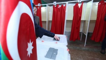 Prezidentliyə namizədliyinin irəli sürülməsi təsdiqlənən daha 4 şəxsin imza vərəqələri MSK-ya təqdim olunub Prezidentliyə namizədliyinin irəli sürülməsi təsdiqlənən daha 4 şəxsin imza vərəqələri MSK-ya təqdim olunub
