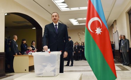 Əliyevlə rəqabətin çətin olduğu seçkidə təşviqat... Əliyevlə rəqabətin çətin olduğu seçkidə təşviqat...
