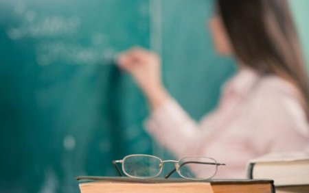 “Dərs keçdiyim zaman məni videoya çəkib paylaşır” “Dərs keçdiyim zaman məni videoya çəkib paylaşır”