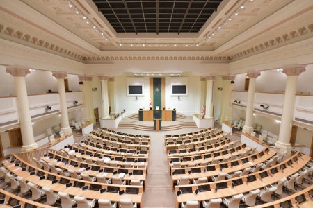 Gürcüstan parlamenti “Xarici təsirlərin şəffaflığı haqqında” 