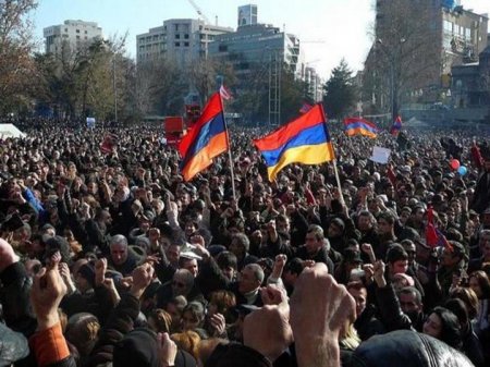 Ermənistanda etirazları sarkisyanlar, koçaryanlar körükləyir