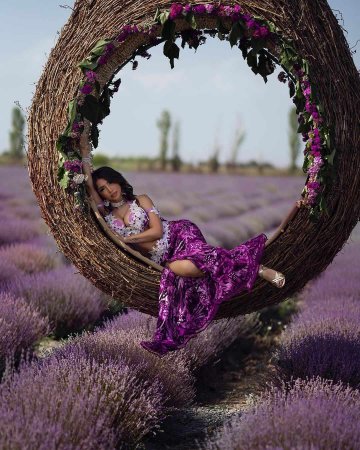 Lavanda tarlasını "studiya"ya çevirdi Lavanda tarlasını "studiya"ya çevirdi