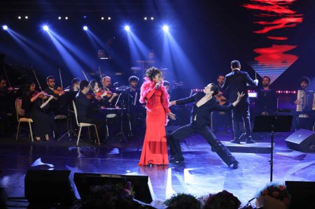 40 dərəcə temperaturla səhnəyə çıxdı 40 dərəcə temperaturla səhnəyə çıxdı