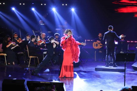 40 dərəcə temperaturla səhnəyə çıxdı 40 dərəcə temperaturla səhnəyə çıxdı
