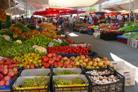 Bazarlarda paradoksal vəziyyət: Tələbatsız bahalaşma