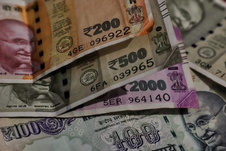 Hindistan rupisi yeni tarixi minimum yeniləyib Hindistan rupisi yeni tarixi minimum yeniləyib
