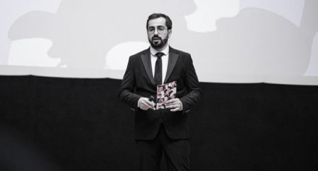 “Açıq-saçıq şəkillərini güclü qadın obrazı kimi izləyicisinə soxuşdurur” “Açıq-saçıq şəkillərini güclü qadın obrazı kimi izləyicisinə soxuşdurur”