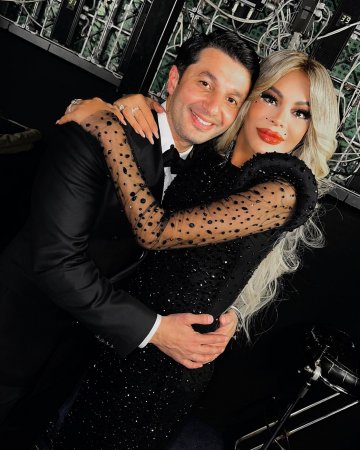 Xalq artistimiz bu kişi müğənni ilə qolboyun oldu və... Xalq artistimiz bu kişi müğənni ilə qolboyun oldu və...