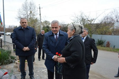 İcra başçısı Vətən müharibəsi şəhidi Qasımov Azər Yaqub oğlunun ailəsini ziyarət edib