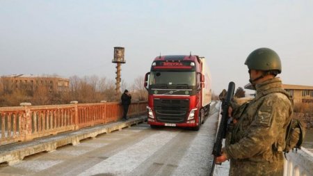Türkiyə polisi Ermənistanın yük maşınlarını müşayiət etdi Türkiyə polisi Ermənistanın yük maşınlarını müşayiət etdi