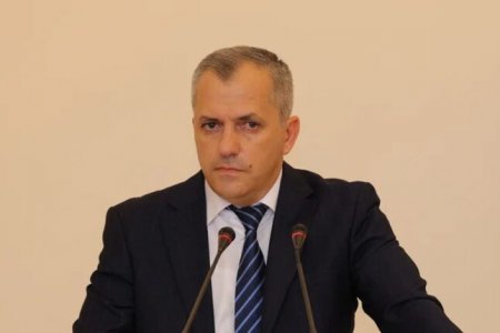 İrəvan ikibaşlı oynayır İrəvan ikibaşlı oynayır