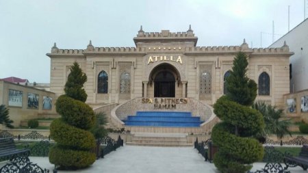 Üç dost Bakının məşhur restoranında yeyib-içib qaçdılar Üç dost Bakının məşhur restoranında yeyib-içib qaçdılar