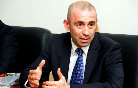 300 minlik saat oğurlayanlara hökm oxundu 300 minlik saat oğurlayanlara hökm oxundu