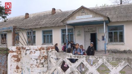 Nazirin balaları bu məktəbdə oxusa: SİNİFDƏ İLANLAR DOLAŞIR... Nazirin balaları bu məktəbdə oxusa: SİNİFDƏ İLANLAR DOLAŞIR...