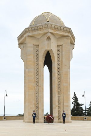 Pezeşkian Bakının ən hündür nöqtəsində Pezeşkian Bakının ən hündür nöqtəsində