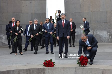 Gürcüstan prezidenti “erməni soyqırımı abidəsi”ni ziyarət etdi Gürcüstan prezidenti “erməni soyqırımı abidəsi”ni ziyarət etdi